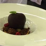 El postre en plato de Australia, su trabajo está inspirado en el Jardín del Edén