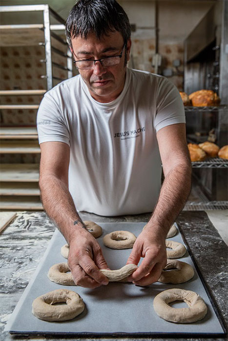 Jesús Machi elaborando bagels