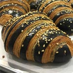 Croissant bicolor, una de las especialidades de bollería trabajadas