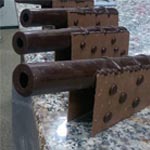 Los cañones que flanquean la pieza