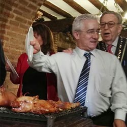 Jesus Manso cortando el cochinillo en la mítica Casa Cándido