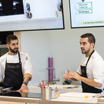 David Gil y ayudante en Máster Pastelería BCC