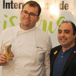 Sergi Vela, igual que el resto de chefs, recibió una placa conmemorativa con los símbolos de la localidad, la mola y la palma