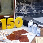 El escaparate temático sobre el 150 aniversario de La Colmena