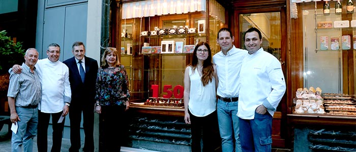 El equipo al frente de la pastelería La Colmena