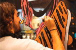 Estudiante decorando escaparate