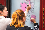 Estudiantes decorando escaparate