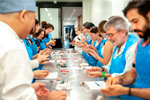 Los participantes elaborando wagashi