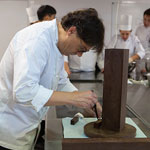 Oriol Balaguer elaborando pieza de chocolate para proceso de admisión de Relais Desserts