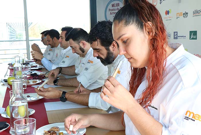 Jurados catando la pasta de té que terminaría en segunda posición