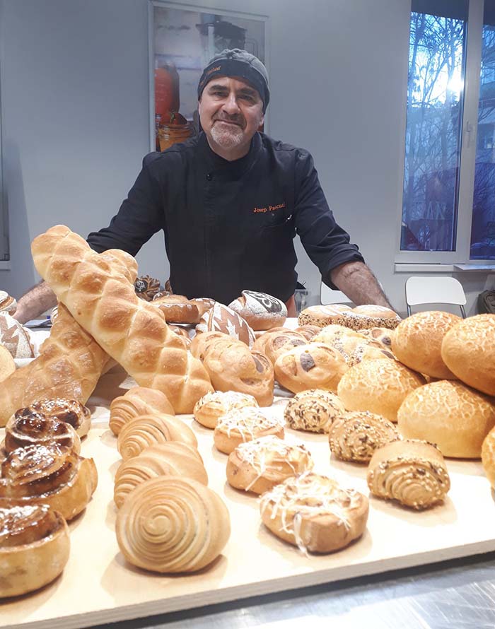 Josep Pascual mostando el buffet de uno de sus cursos de panes