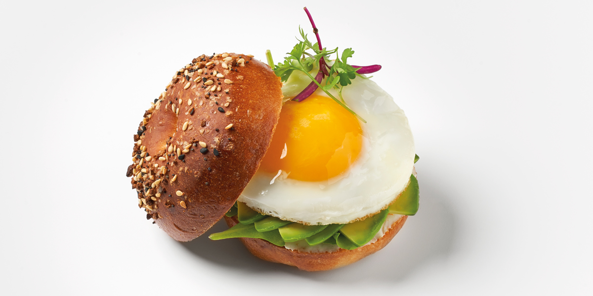 Bagel con huevo, aguacate, especias y crema de queso