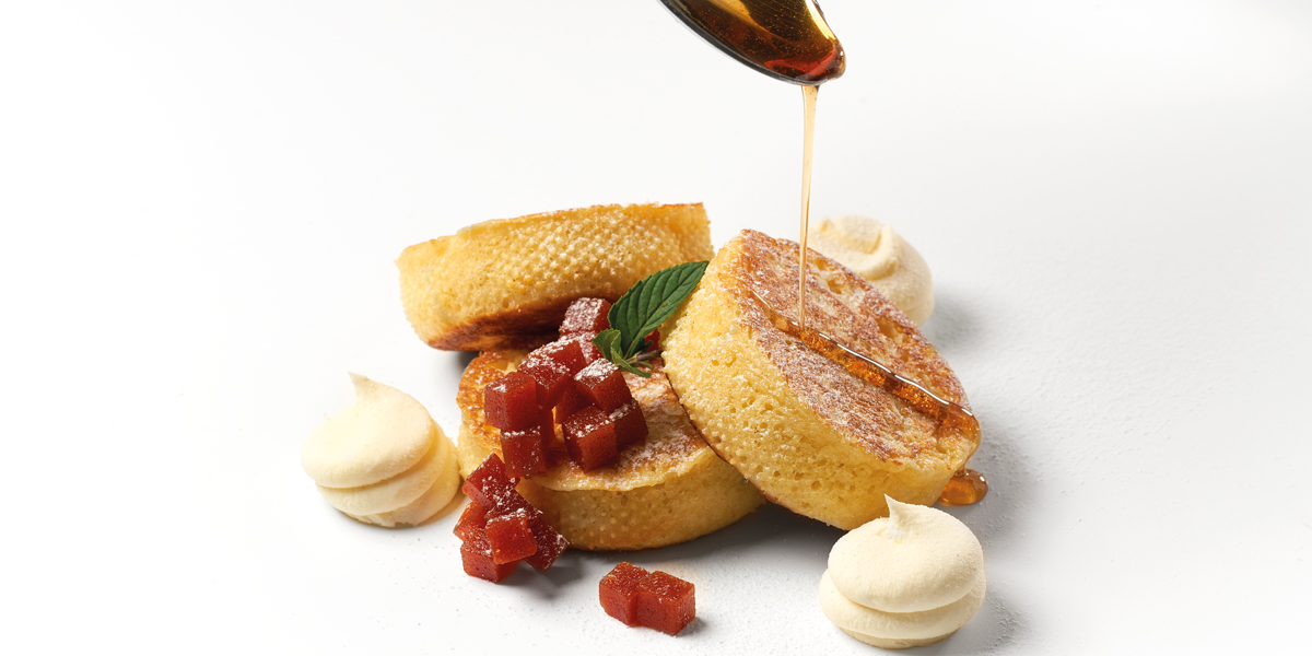 Pancake con guayaba, sirope y crema de queso