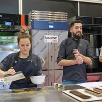 Rául Bernal en el taller junto a Alba