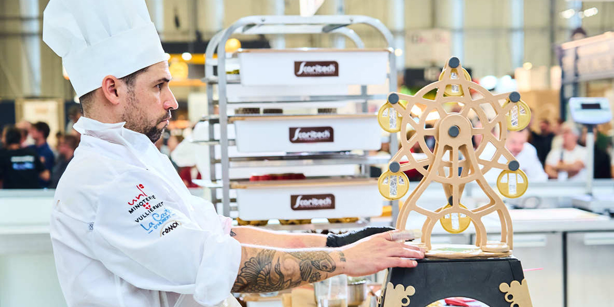 David Hernández trabajando en la escultura