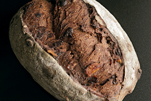 Pan de caco, chocolate, nueces y naranja confitada