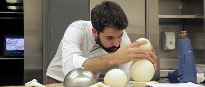 Toni Pons durante el máster de chocolate de la EPGB