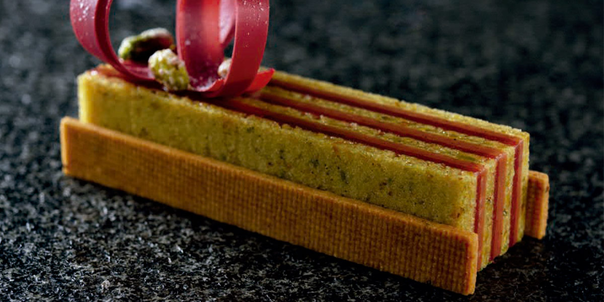 Strawberry Kaffir Lime Pistachio Opera de Yusuke Aoki