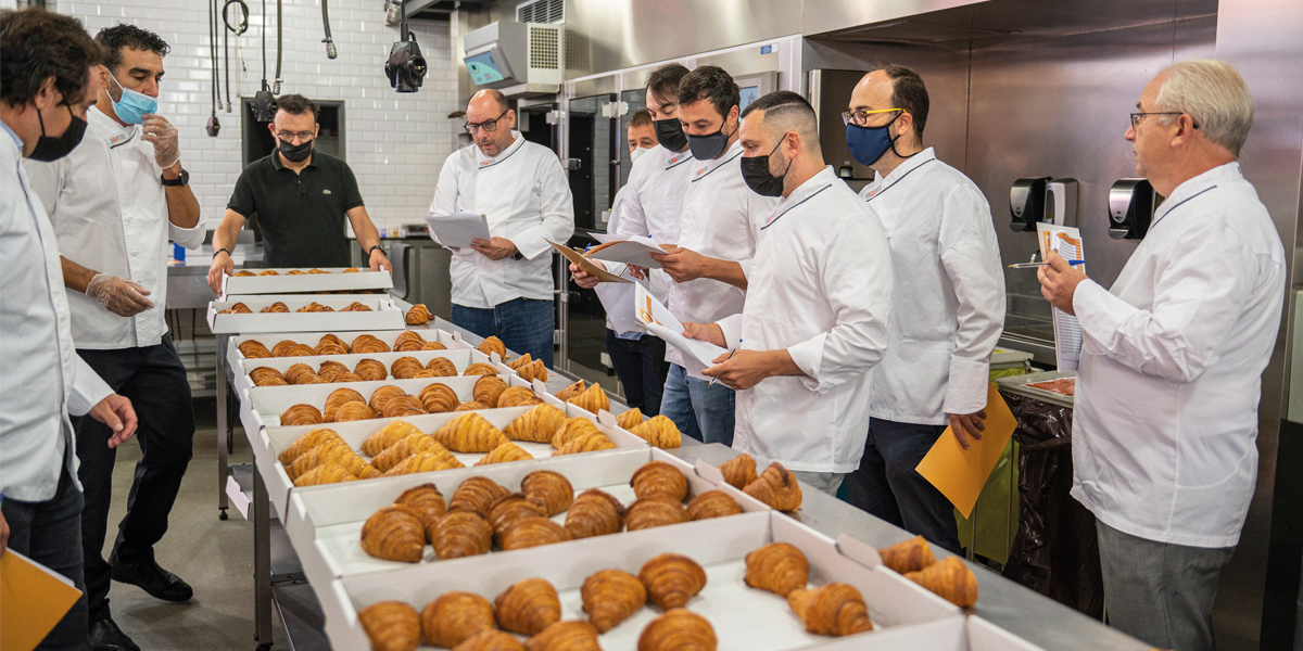 Jurado evaluando croissants