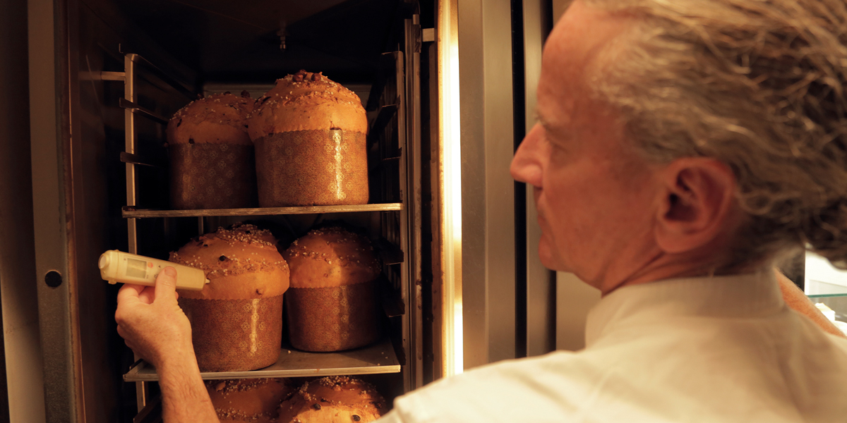 Yann Duytsche comprobando la temperatura del panettone