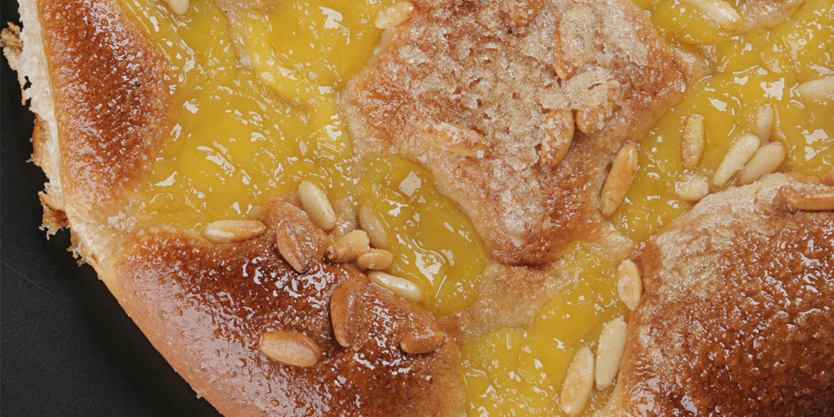 Coca de San Juan vegana con crema, fruta y piñones del Montseny de Alex lera y Alexandra Navarro