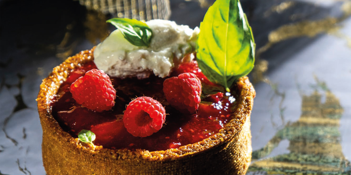 Cheesecake de Albahaca, streusel de harina integral y malta con mermelada de tomate y frambuesa