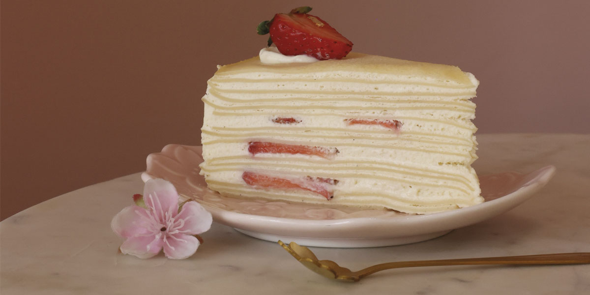 Mille crêpe de chocolate blanco y fresas