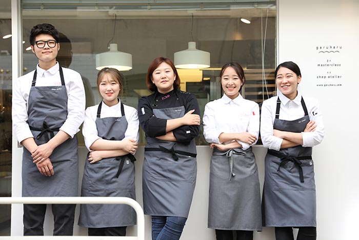 Sun Eun-Young junto a su equipo de Eclair by Garuharu