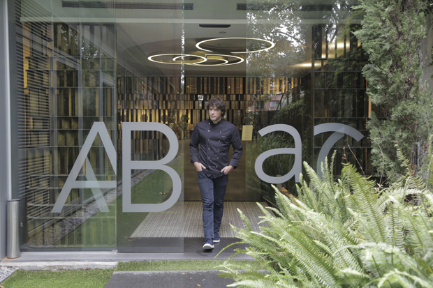 Jordi Cruz en la entrada de ABAC