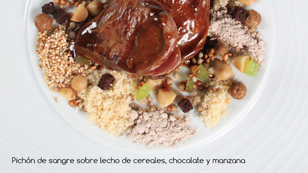 Pichón de sangre sobre lecho  de cereales, chocolate y manzana