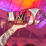 Kailyn Stewart alza orgullosa su trofeo