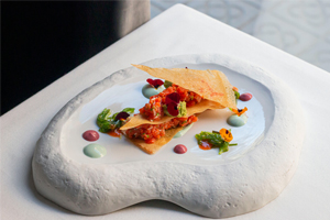 Tartar de salmón salvaje con milhojas crujiente y gel de albahaca de Jordi Esteve